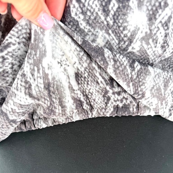 NWT Vince Camuto snake print ruffle sleeve blouse - Picture 8 of 12